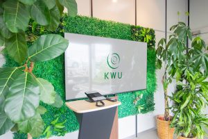 KWU超音波サービス｜エントランス｜緑あふれるエントランス｜観葉植物は社長が大切に育てています